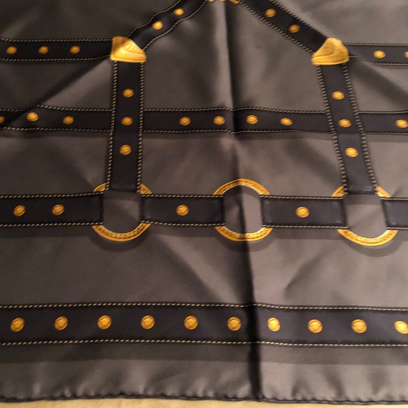 🖤💛VERSACE 🖤💛 - Picture 2 of 13